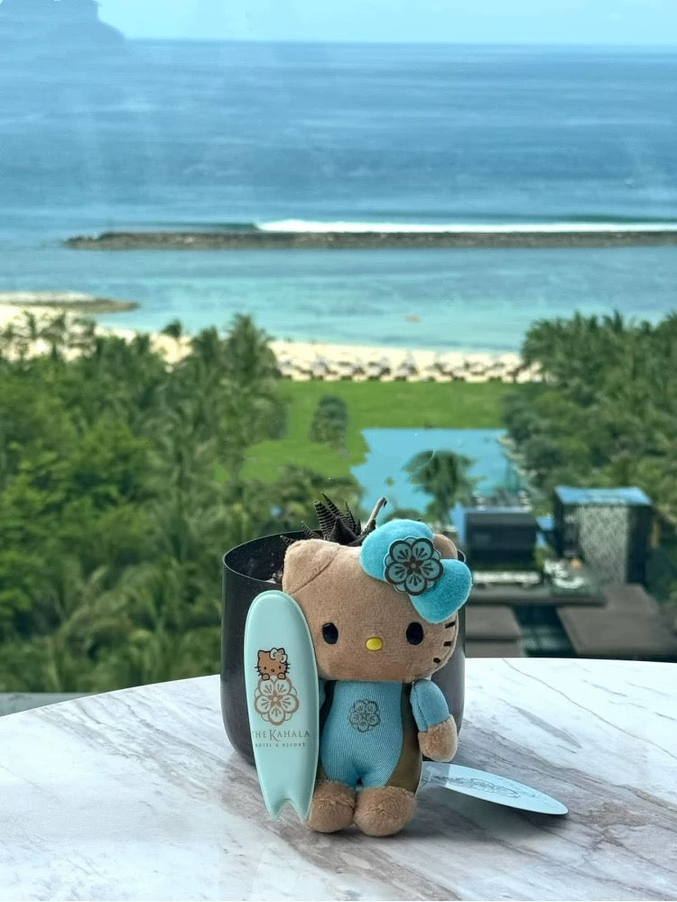 Hello Kitty × The Kahala Resort Surf Plush Keychain (Limited Edition)